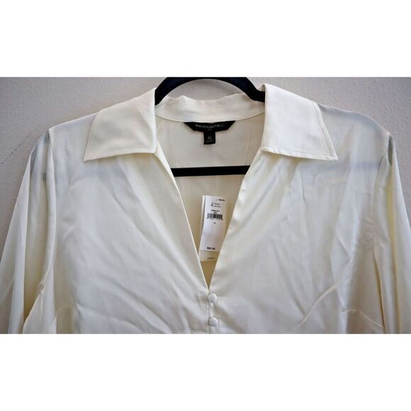 Banana Republic 762890 Women Sz M Snow Day/Ivory Satin Covered-Button Blouse - Picture 3 of 9